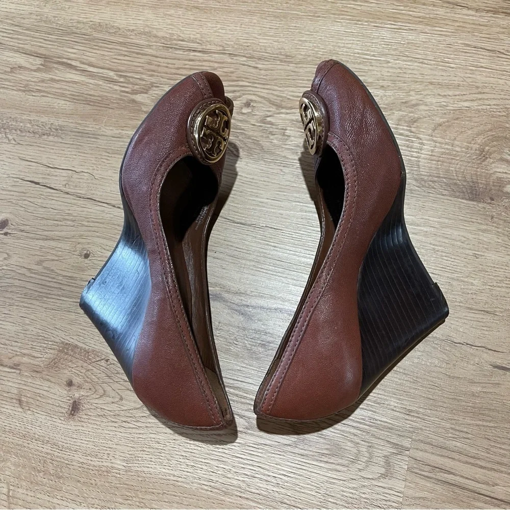 Tory Burch Selma Peep Toe Wedge Heel Shoes Size 7.5M Brown Leather